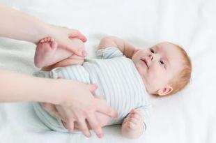Bebelușul nu se răsturnează la 8 luni: posibile motive și ce să faci?