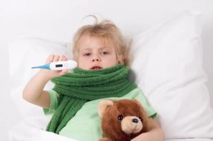 What should parents do if a child 2-5 years old has a fever and vomiting?