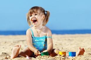 What to do with a child on the beach?