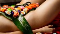 Manger des sushis sur le corps d'une fille : titre Niotamori Food on a girl's body